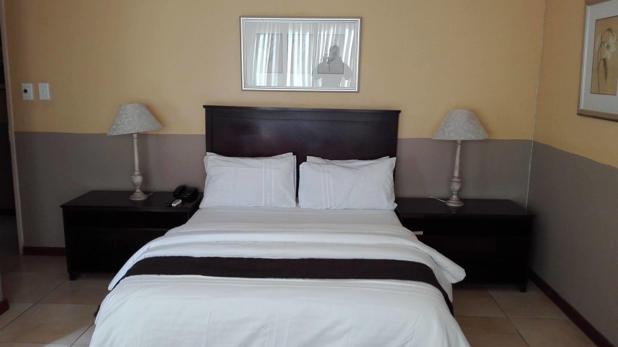 Villa Via Hotel Midrand Exteriör bild
