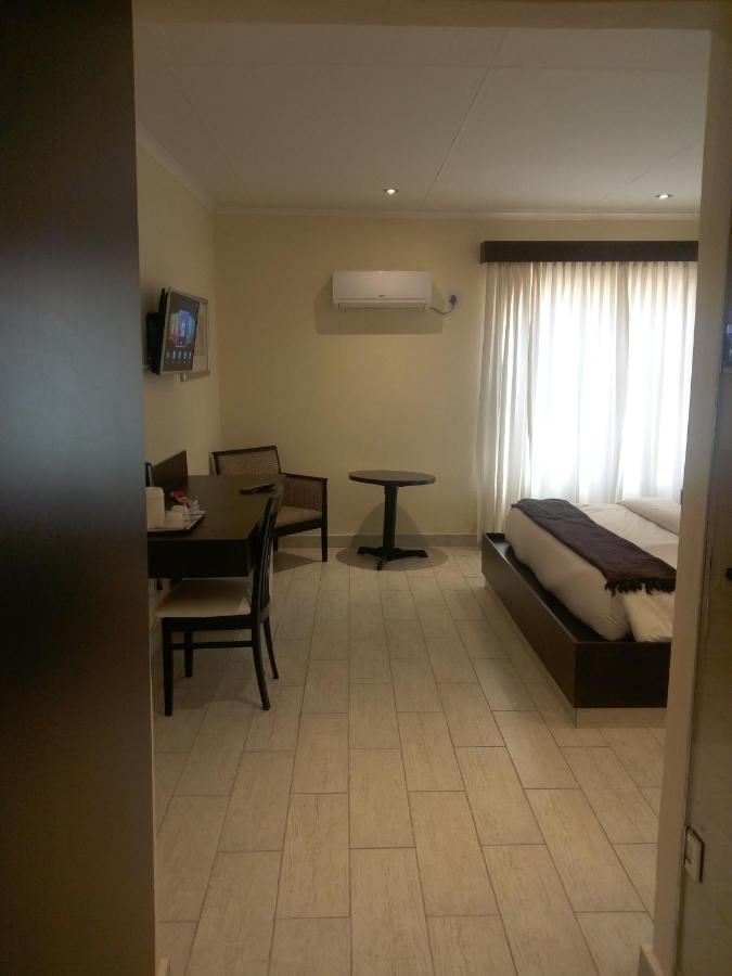 Villa Via Hotel Midrand Exteriör bild